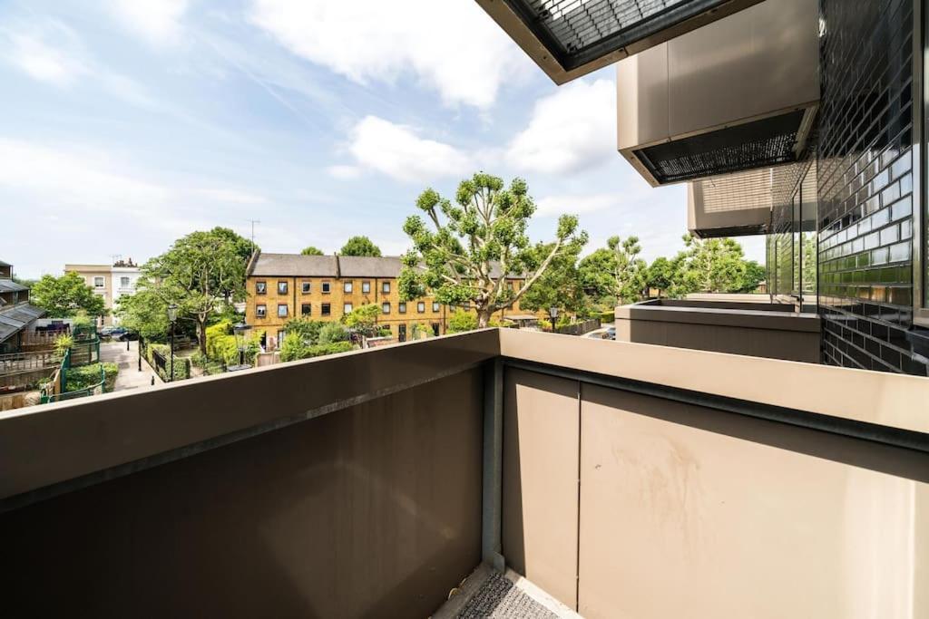 2-Bed 2-Bath Flat Around the Corner From Portobello Market 2