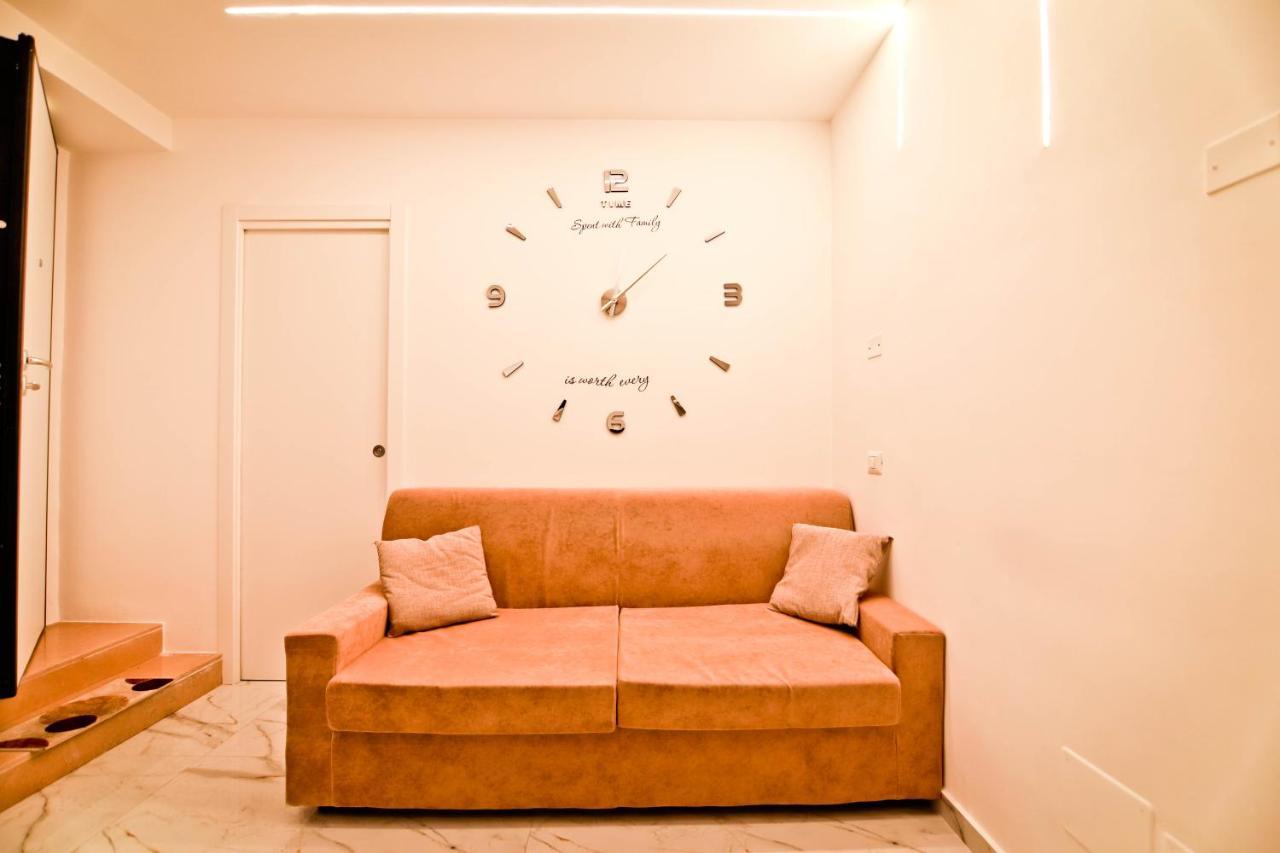 La Casa di Anna Chiaia, Lungomarecaracciolo 2