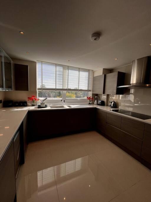 Lovely Views of Hyde Park, 4 Bedroom Flat. 2