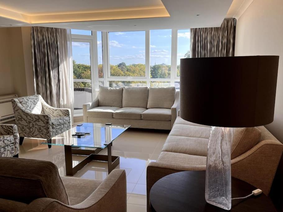 Lovely Views of Hyde Park, 4 Bedroom Flat.