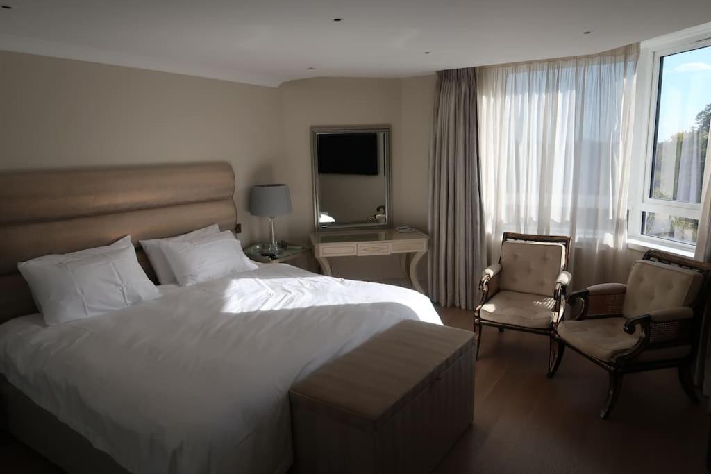 Lovely Views of Hyde Park, 4 Bedroom Flat. 1