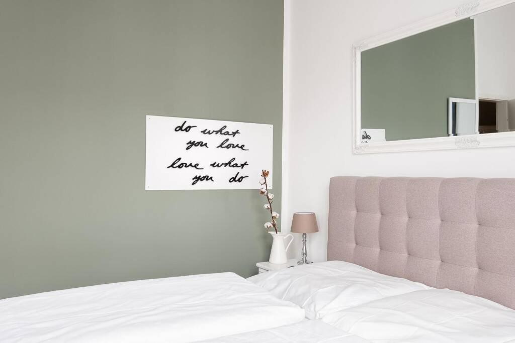 Sc 5 Cozy Family & Business Flair Welcomes You - Rockchair Apartments