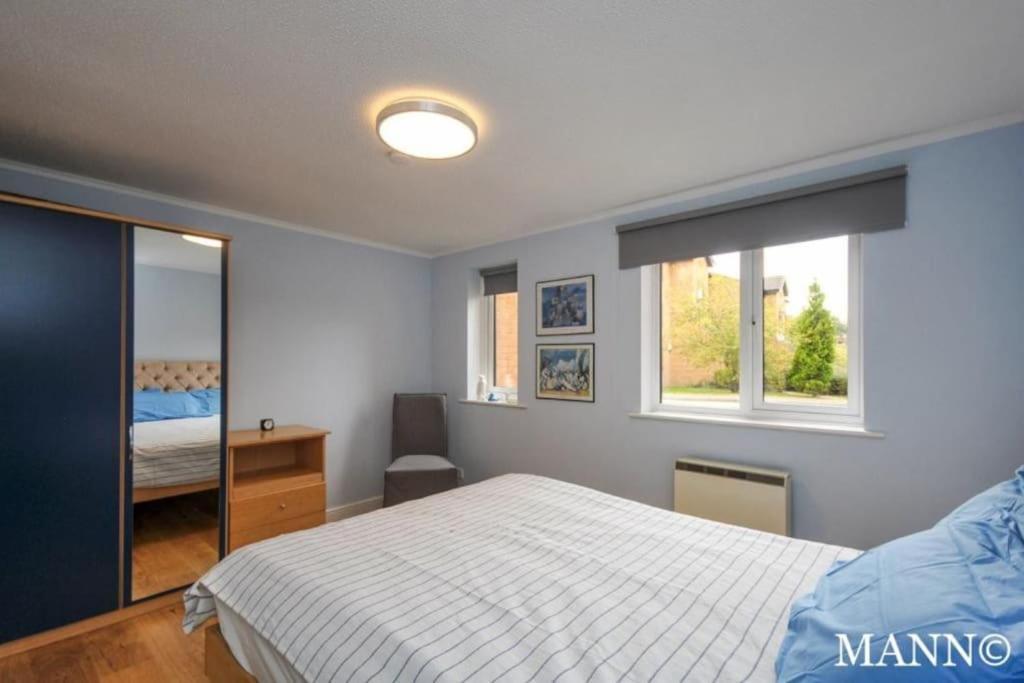 Morden Flat Close To Dlr Station with Free Parking 1