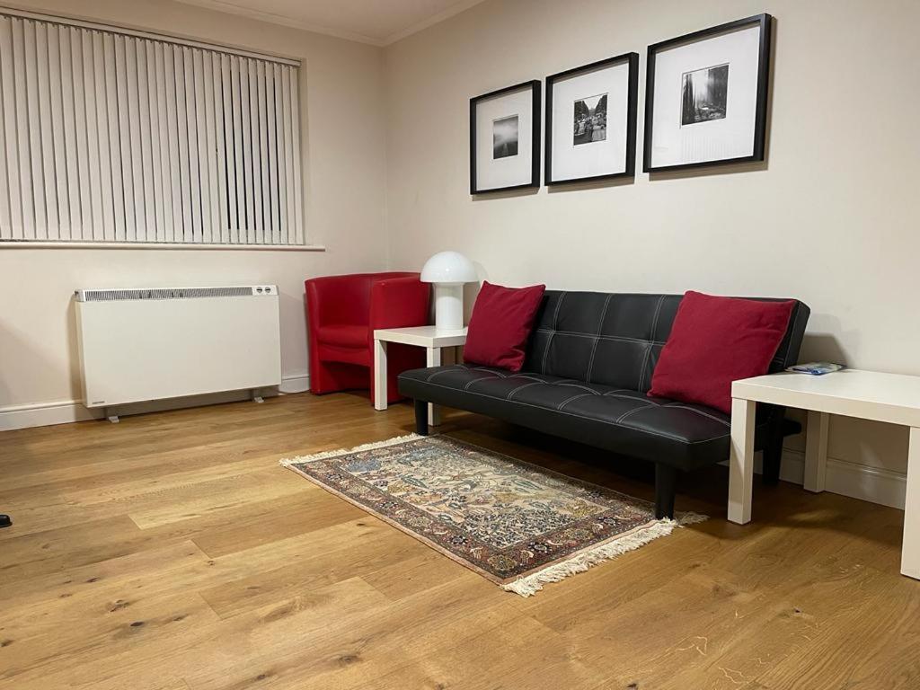 Morden Flat Close To Dlr Station with Free Parking