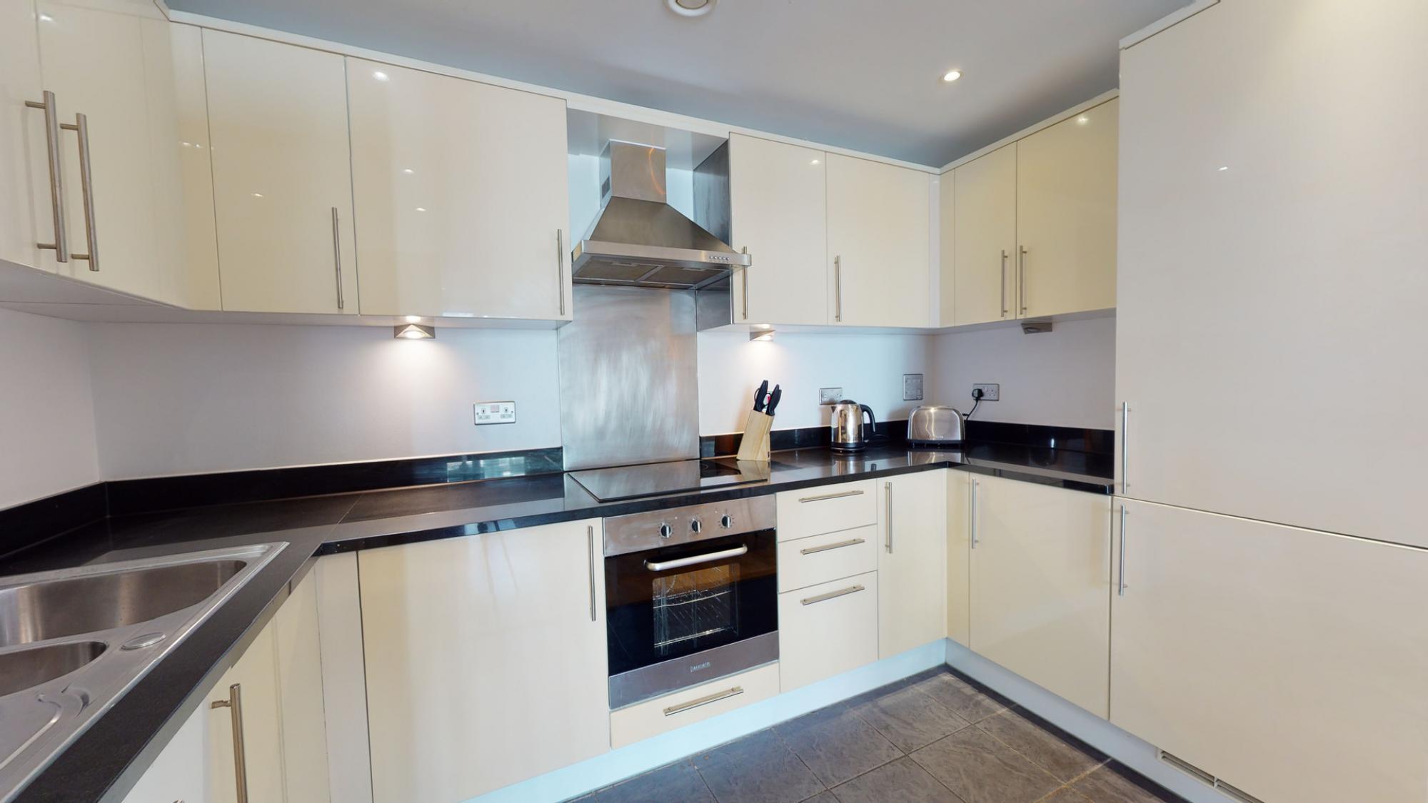 Deluxe Two Bed Apartment W Balcony in Canary Wharf 2