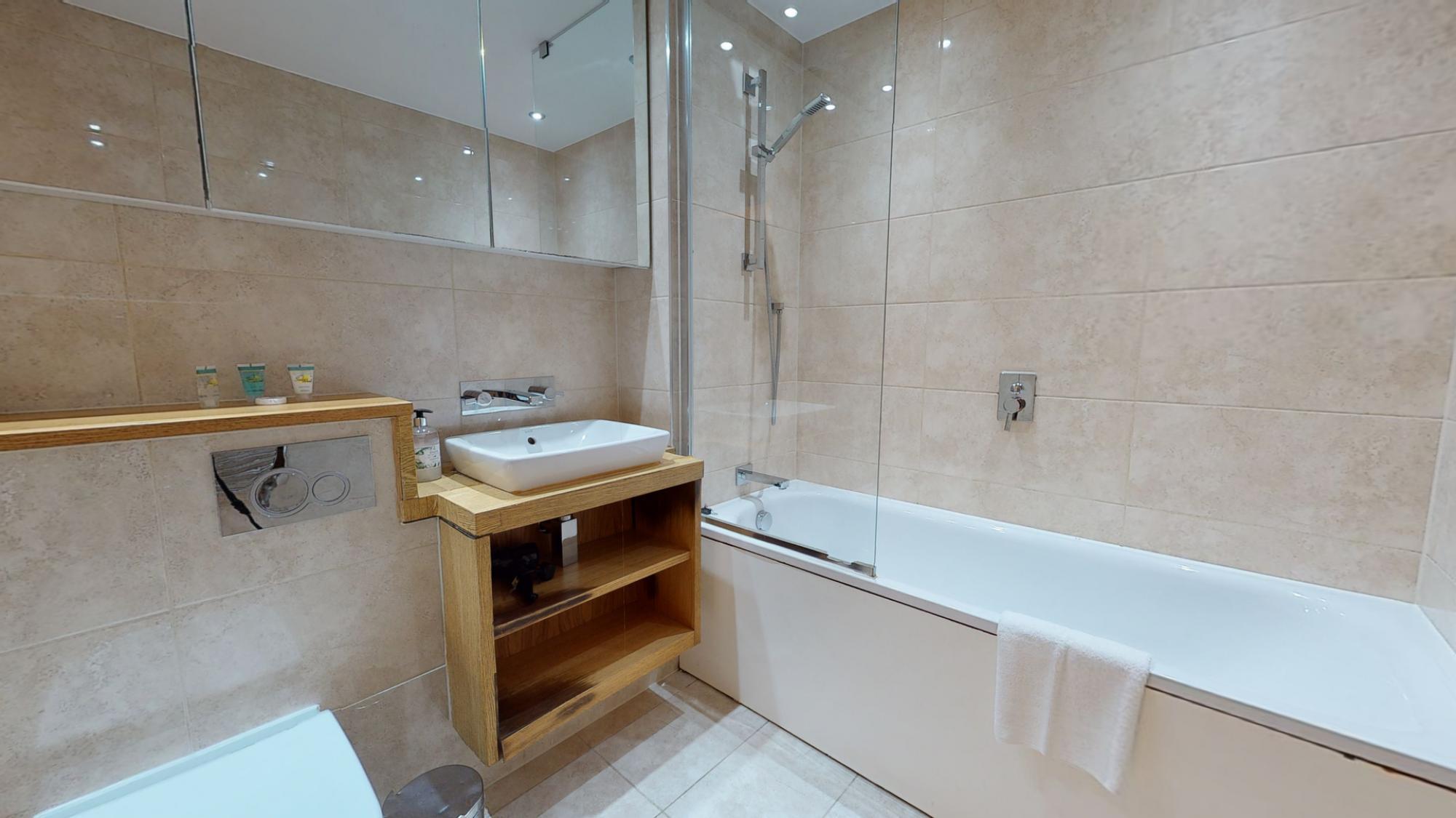 Comfy Two Bedroom One Bath Apartment in Limehouse 2