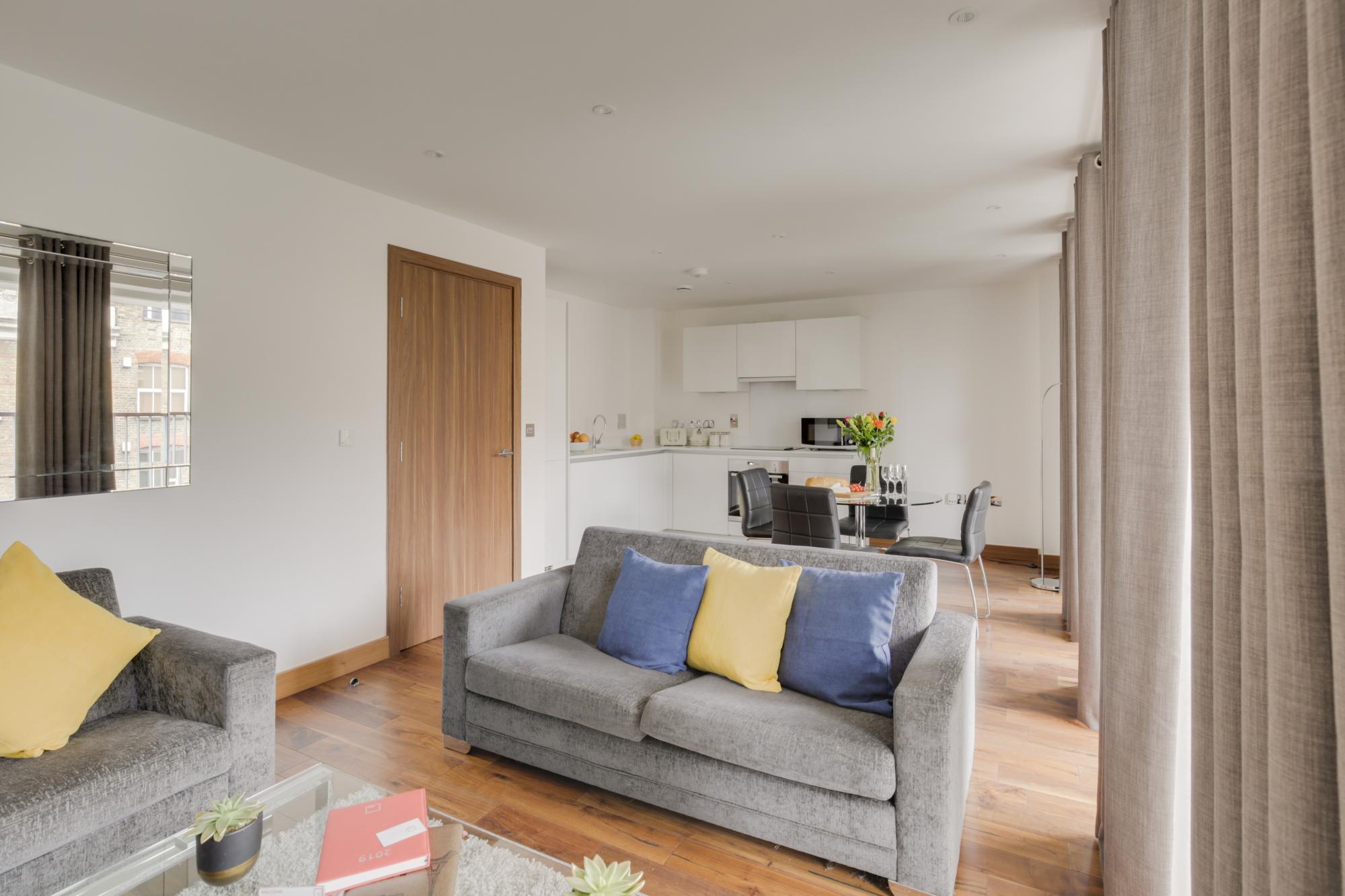 Spacious Two Bed W Balcony in Heart of Shoreditch 2