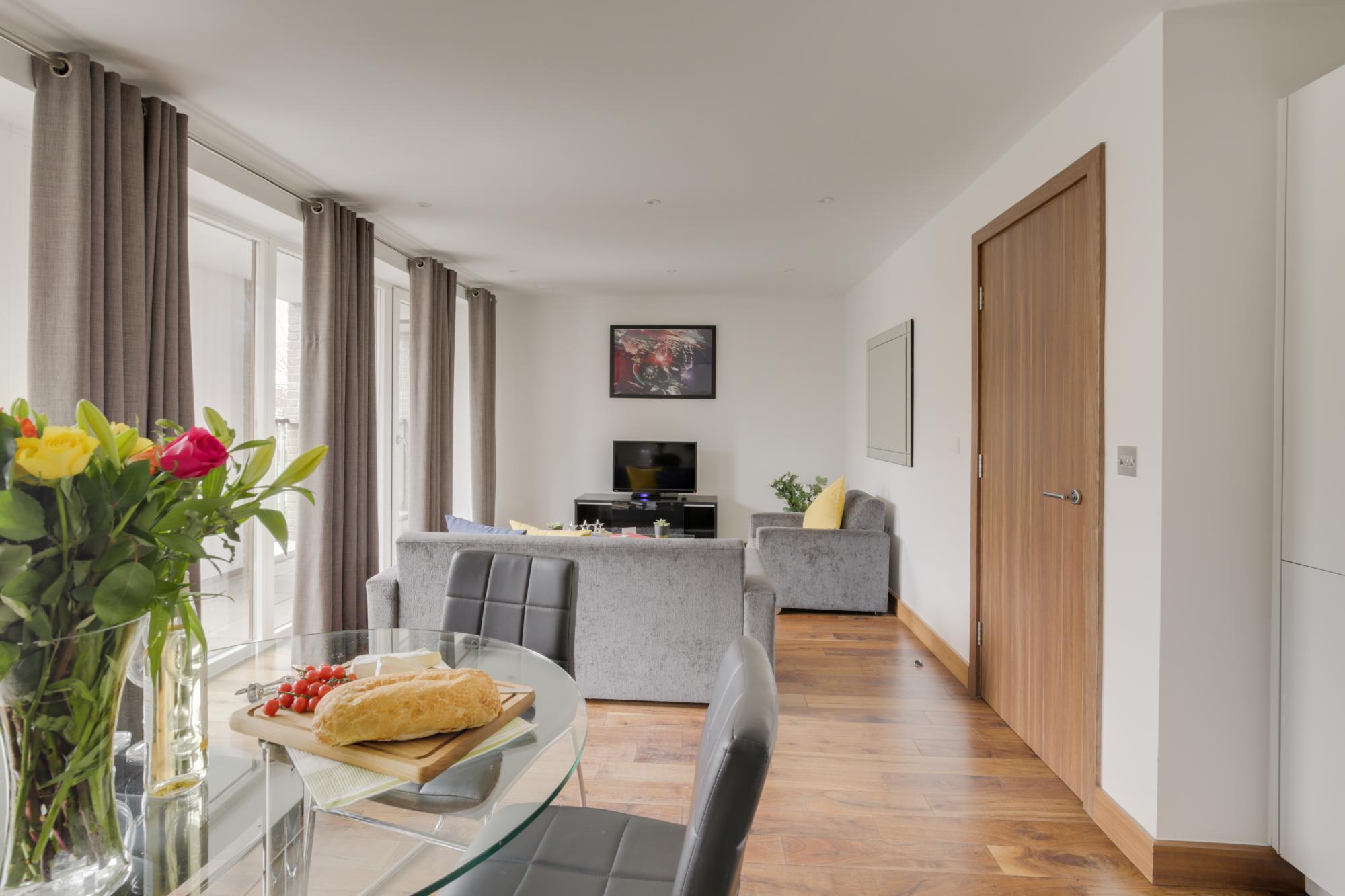 Spacious Two Bed W Balcony in Heart of Shoreditch