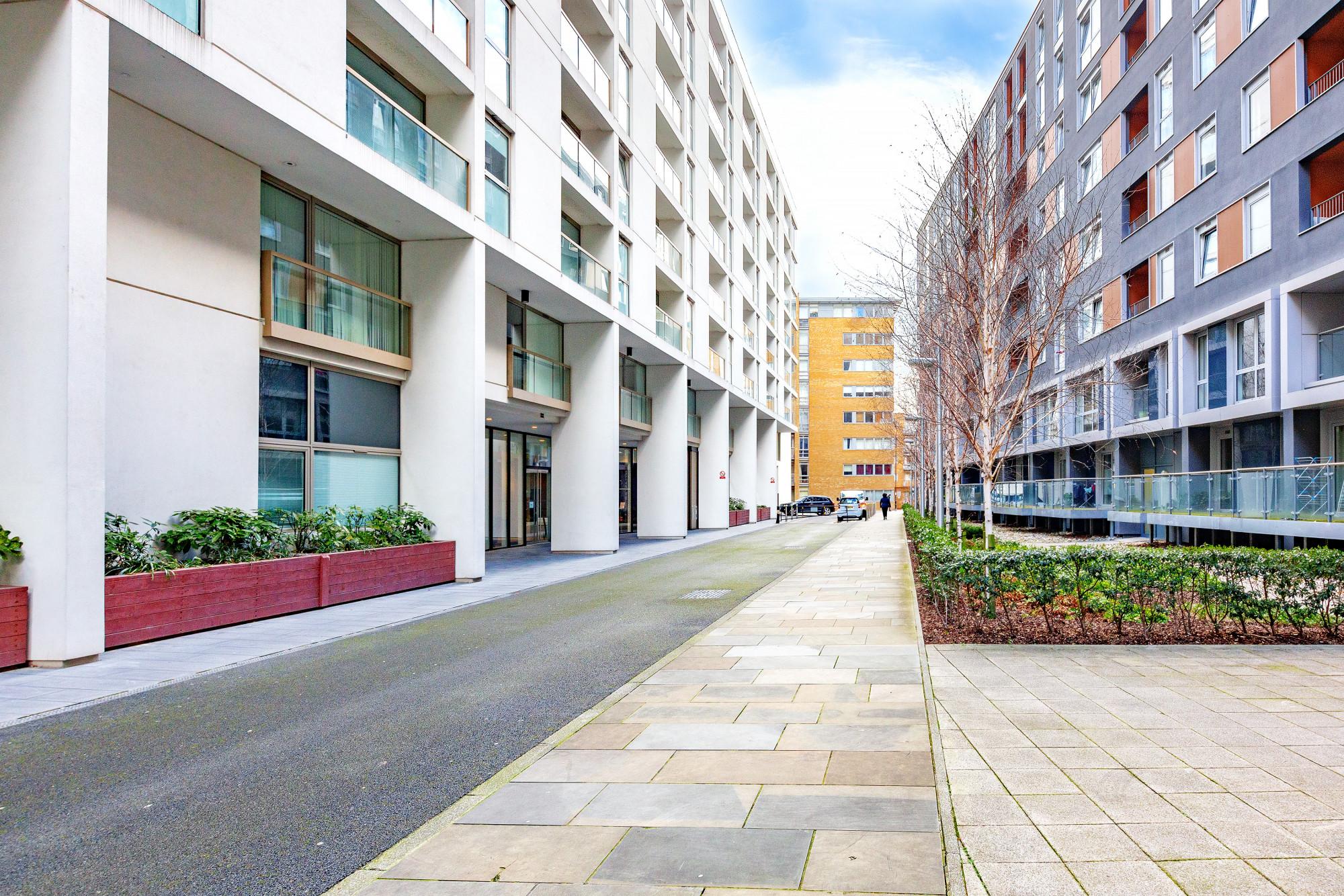 One Bed Lanterns Court Apartment in Canary Wharf