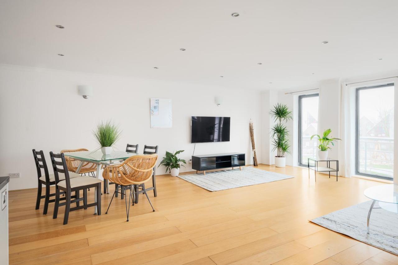 Riverside Two Bedroom Apartment in Canary Wharf 2