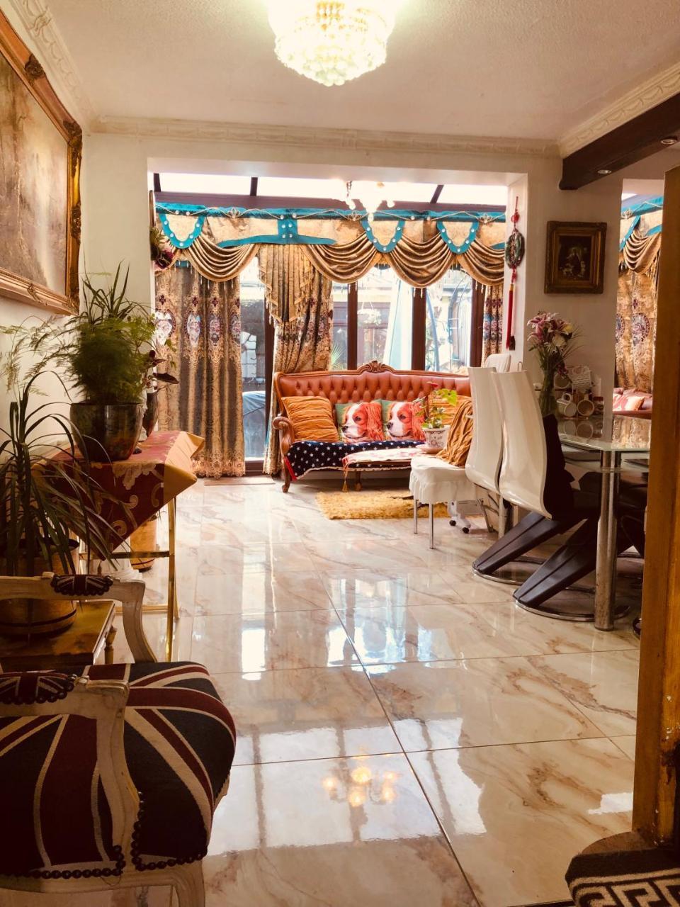 Cheerful 4 Bedroom House with Garden Free Parking