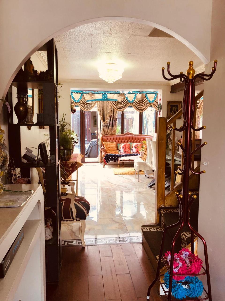 Cheerful 4 Bedroom House with Garden Free Parking 1