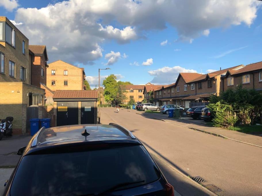 Cheerful 4 Bedroom House with Garden Free Parking 2