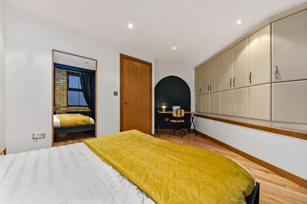 Spacious 2 Bed Urban Jungle Flat, Central London 2