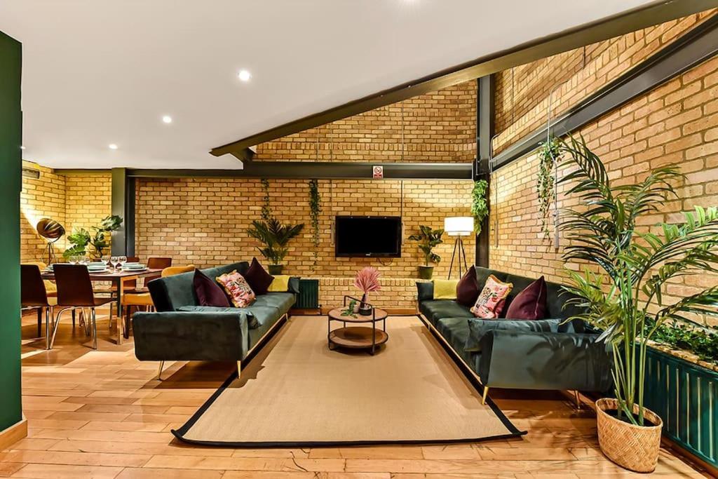 Spacious 2 Bed Urban Jungle Flat, Central London