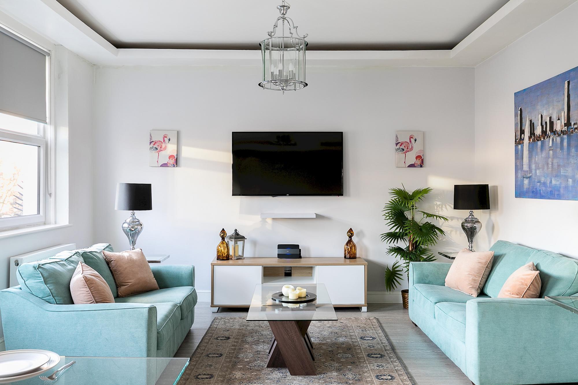 Stylish Modern 2-Bedroom Apartment on Cromwell