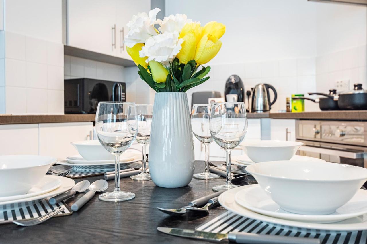 2 Bedroom Apartment by Av Stays Short Lets & Serviced Accommodation 1