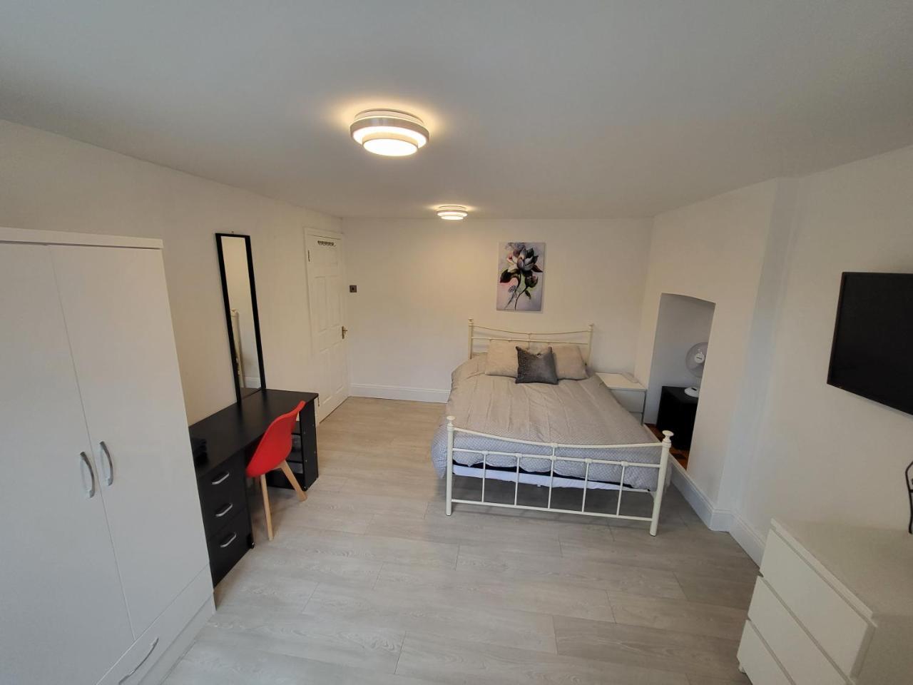 Cosy Apartment by Clapham South Underground!