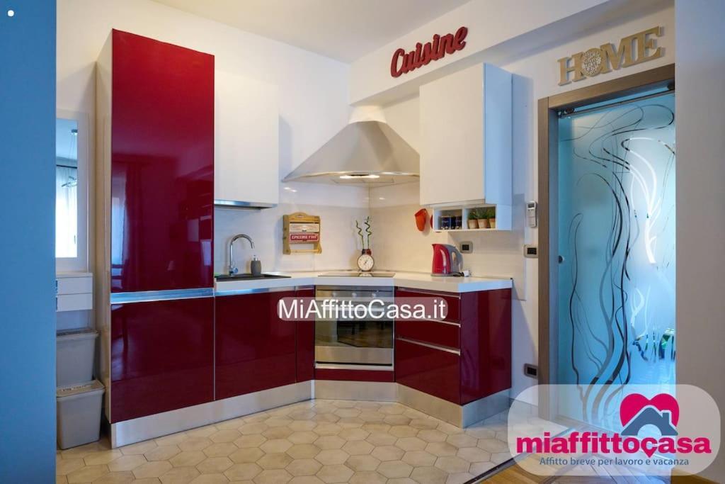 Wissam's Red Kitchen Apartment