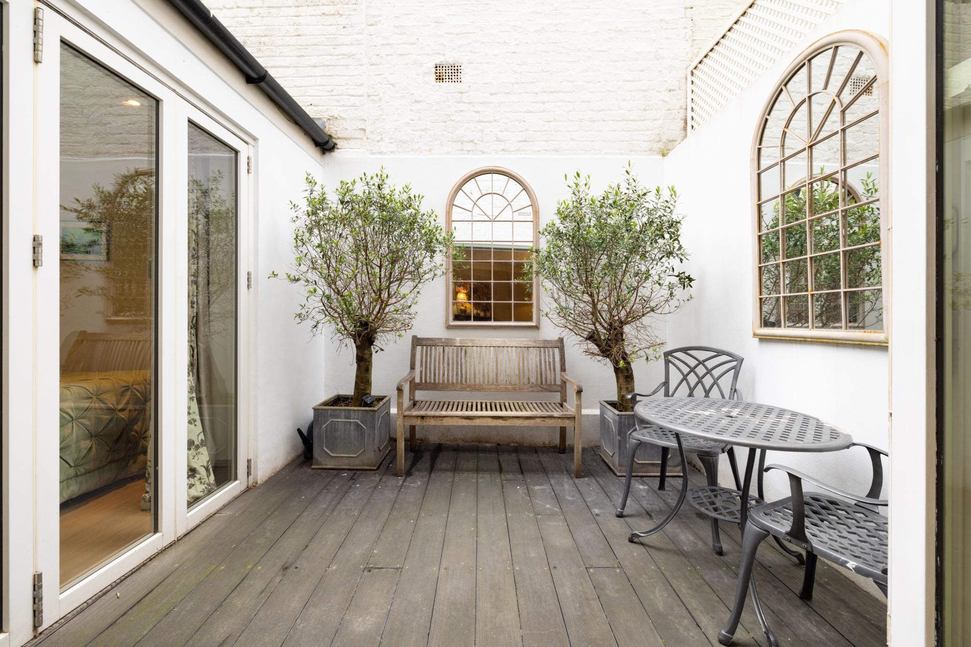 Brunswick Oasis. a Luxury for 4 W/ Private Patio 1