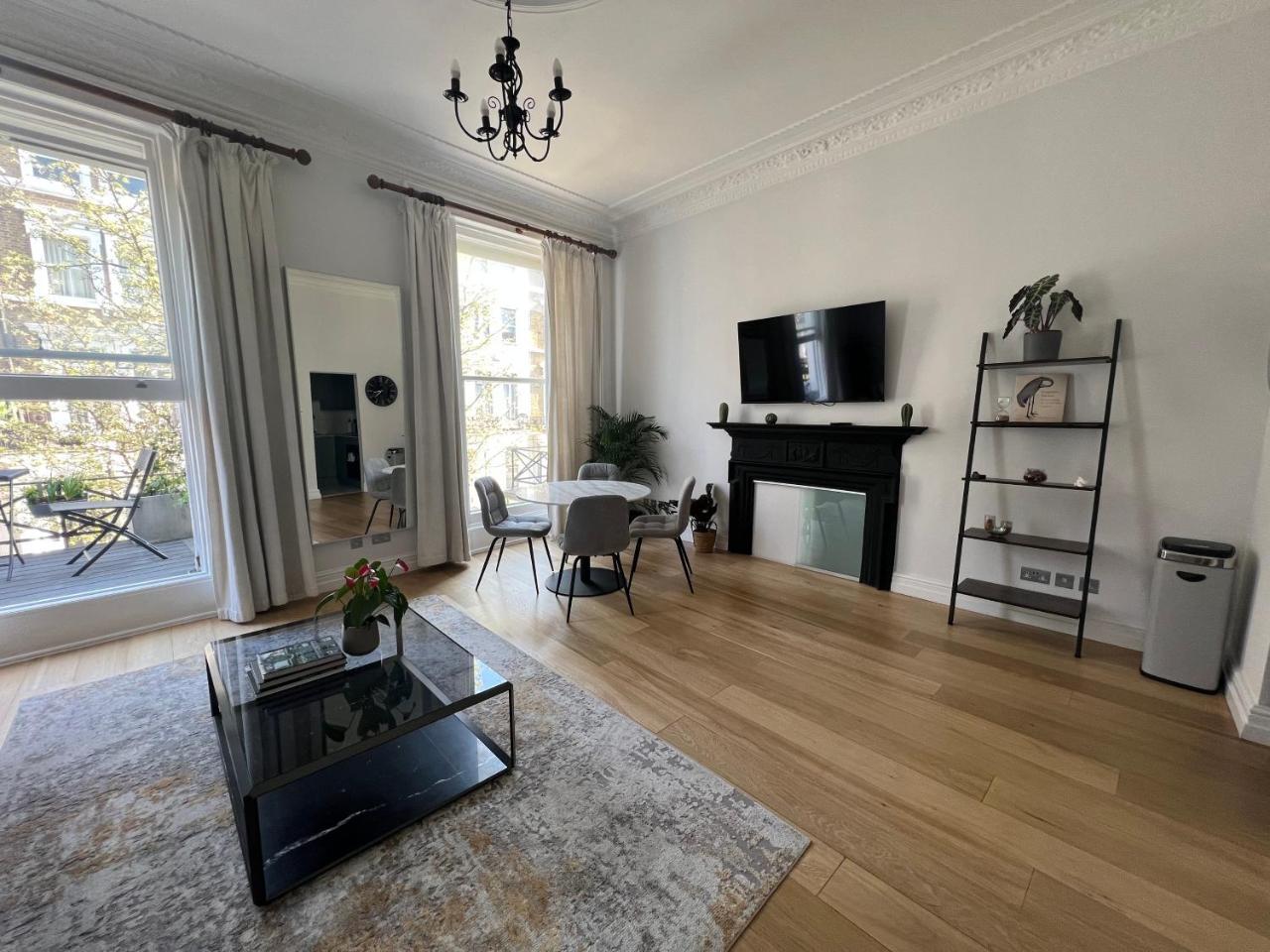 2-Bedroom Victorian Apartment in Kensington 1
