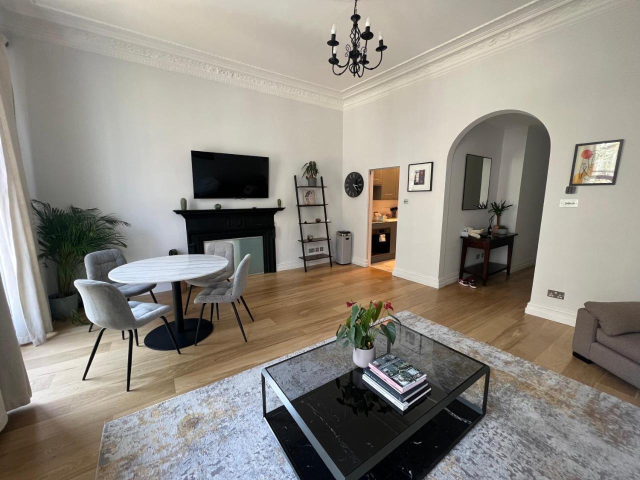 2-Bedroom Victorian Apartment in Kensington
