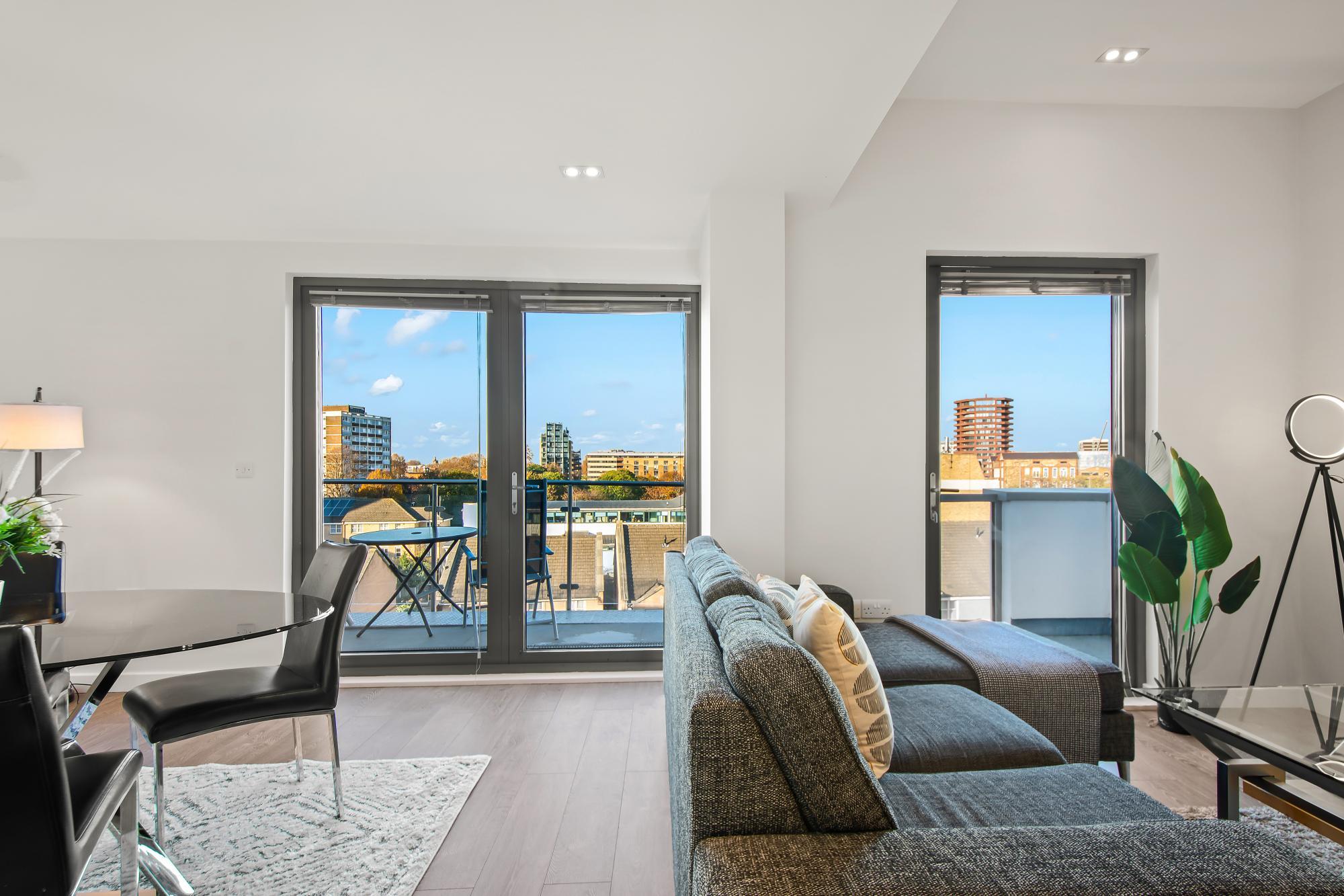 Spacious Three Bedroom Apartment in Hoxton 2
