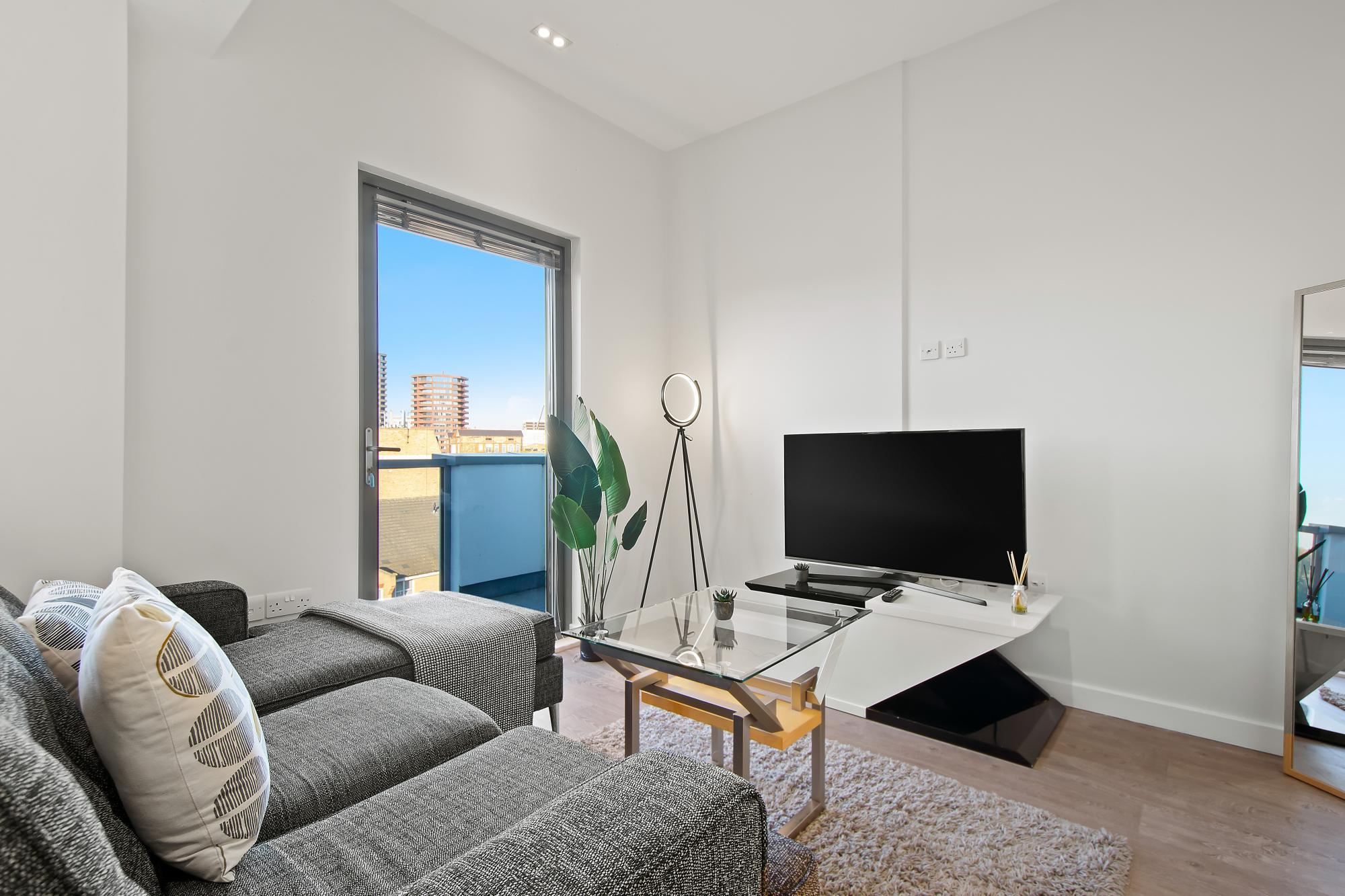 Spacious Three Bedroom Apartment in Hoxton 1