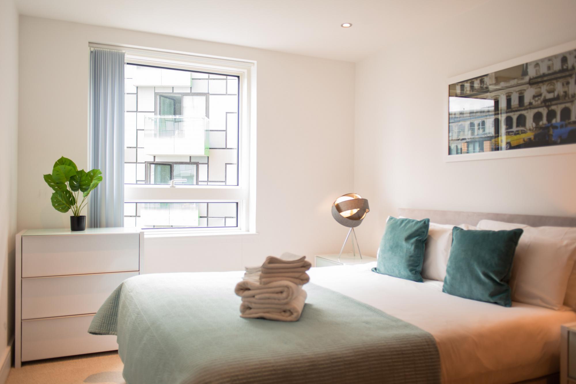 One Bed Apt in Lincoln Plaza, Canary Wharf 2