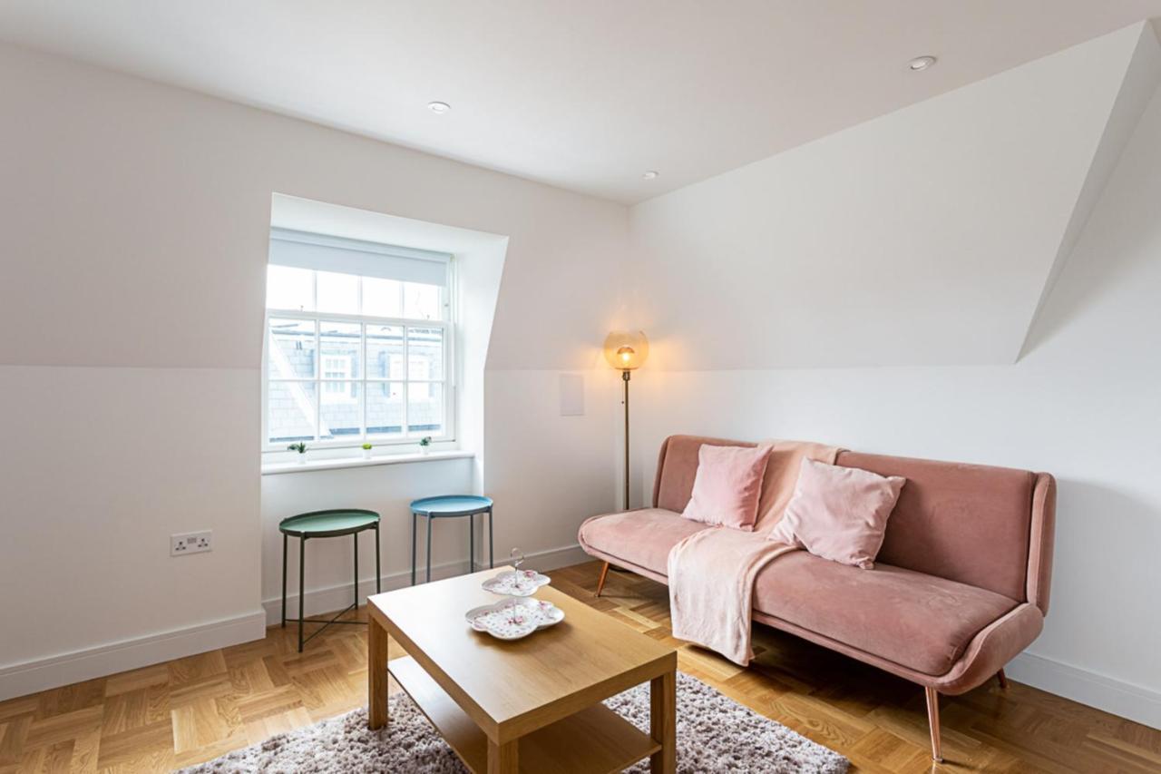 Modern And Stylish Apartment in West Kensington 1