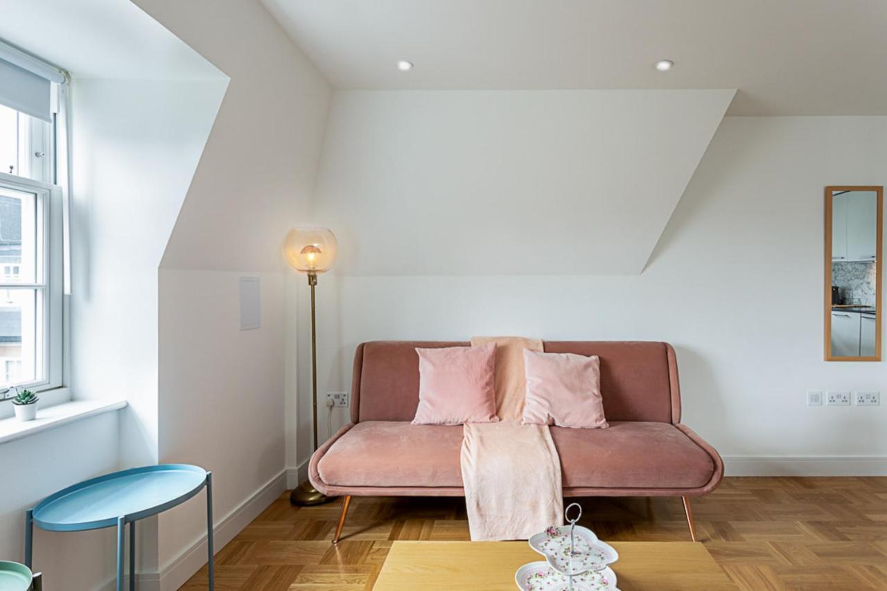 Modern And Stylish Apartment in West Kensington 2