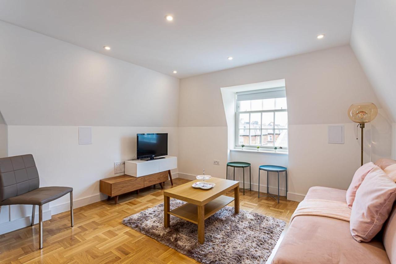 Modern And Stylish Apartment in West Kensington