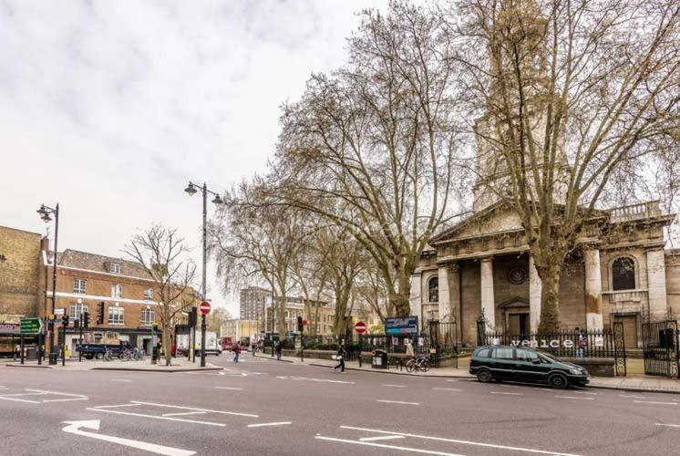 1bd Apartment with Balcony in Hoxton - Zone 1 2