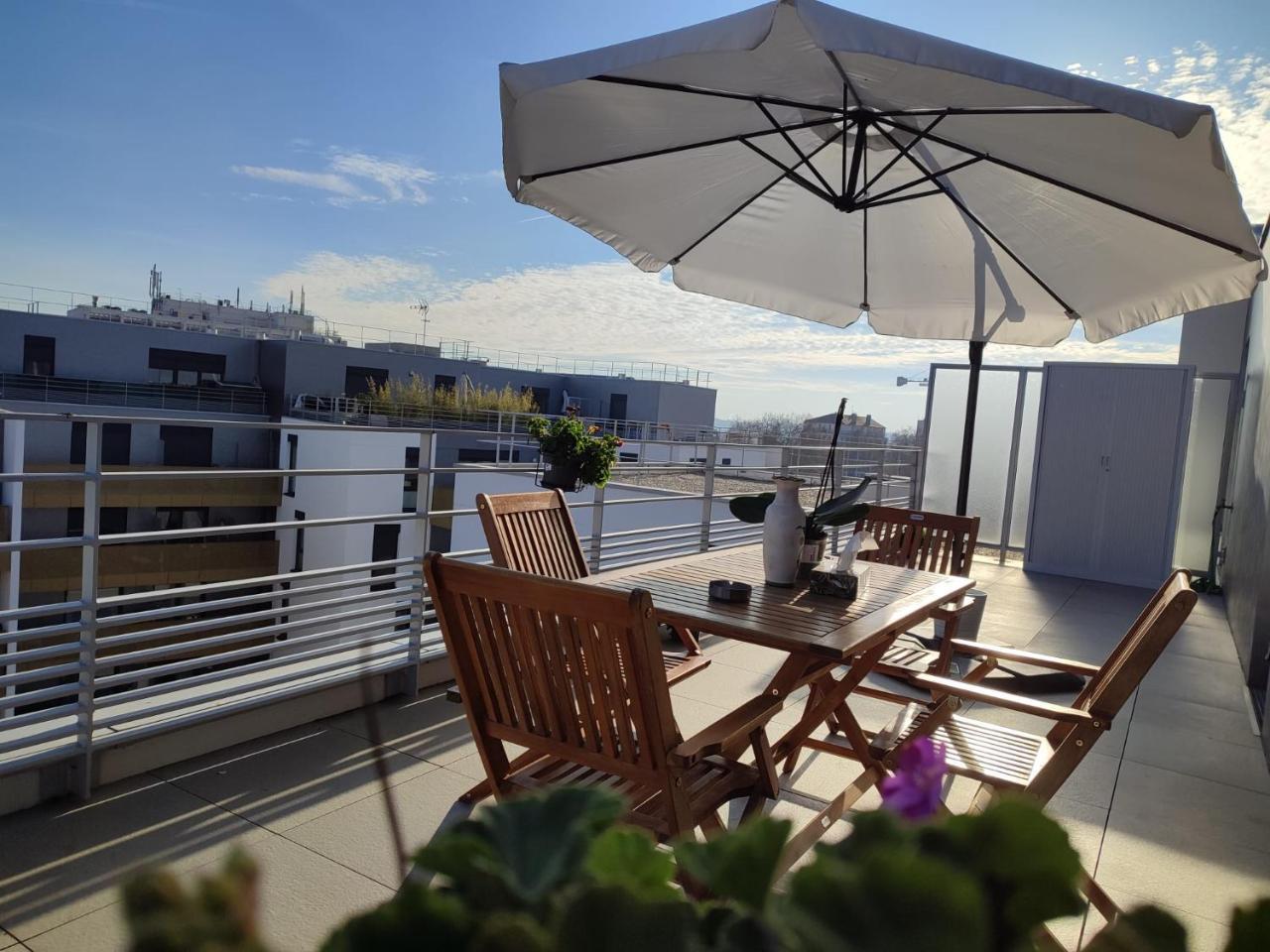 Parc Expo Prte D'orleans Orly CDG Terrasse Parking