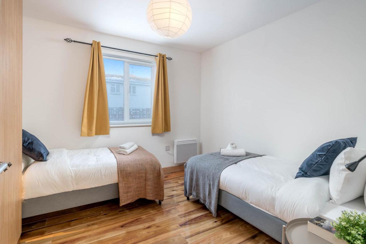 2 Bedroom Flat Near London Excel 1
