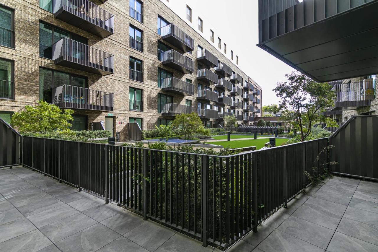Luxury Spacious Flat with Communal Gardens And Parking 1