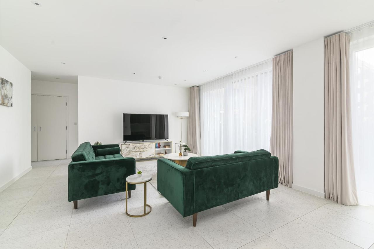 Luxury Spacious Flat with Communal Gardens And Parking 2