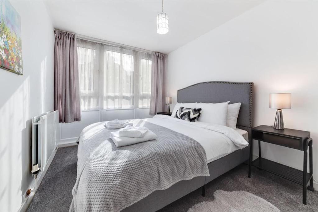 Luxury 2 Bed Apartment in Broadway Market 2