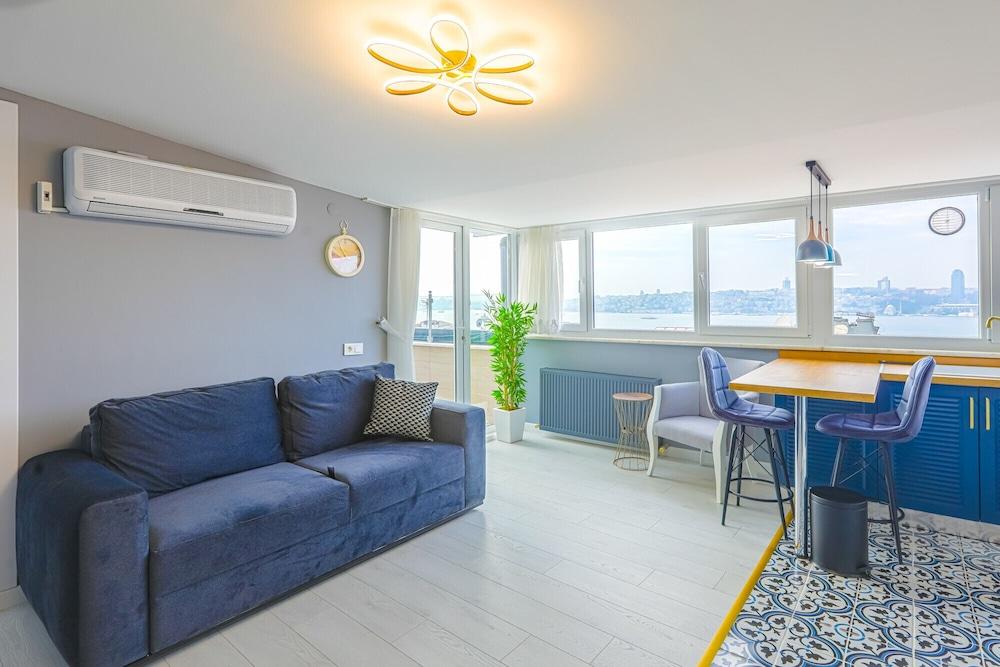 Vibrant Flat 500 M To Uskudar Ferry Station
