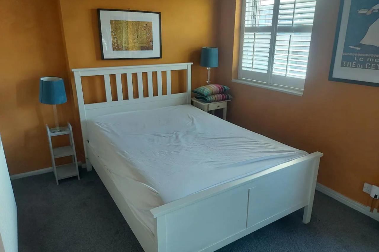 Spacious 2 Bedroom Flat in Clapham with Balcony 2