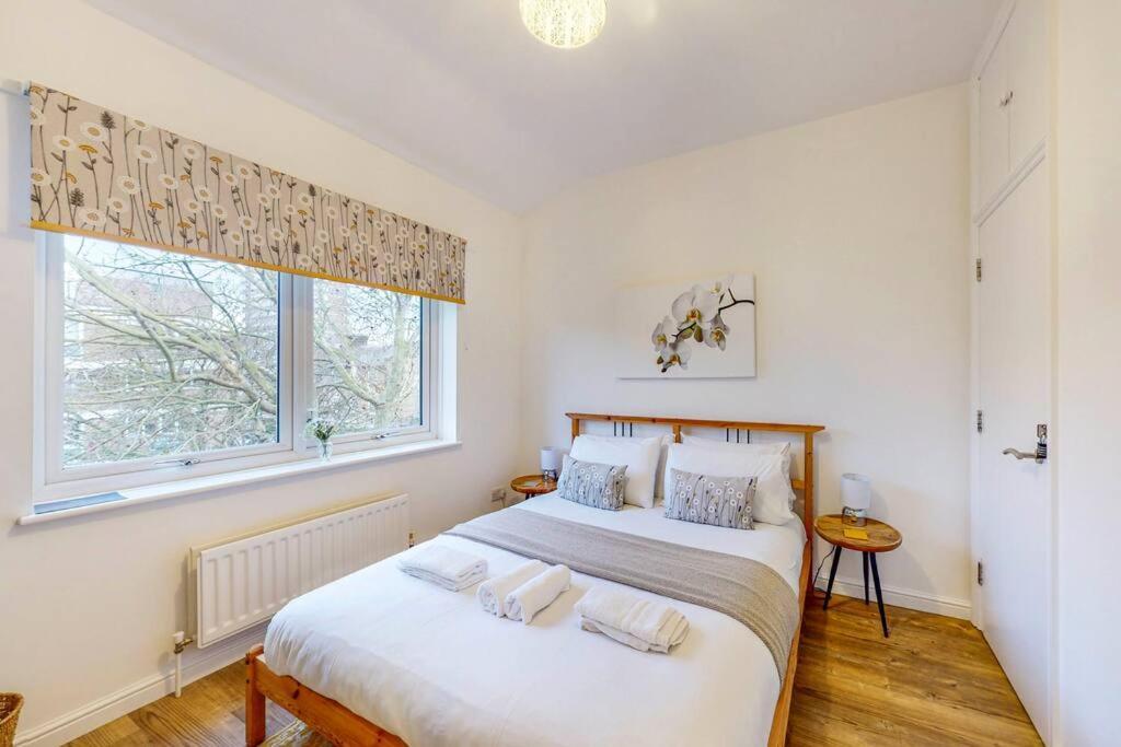 Beautiful 4-Bedroom House in Victoria Park (Adults Only) 1