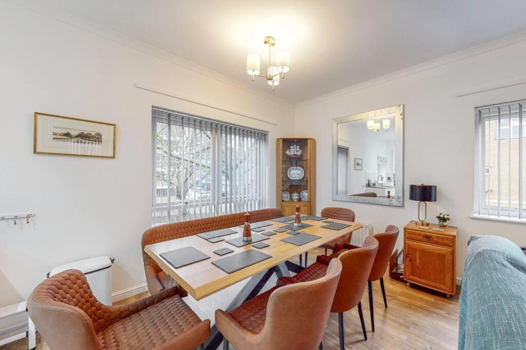 Beautiful 4-Bedroom House in Victoria Park (Adults Only) 2