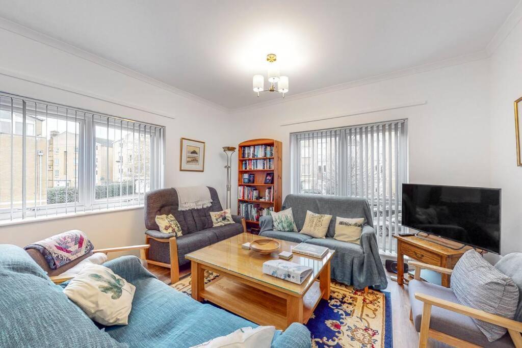 Beautiful 4-Bedroom House in Victoria Park (Adults Only)