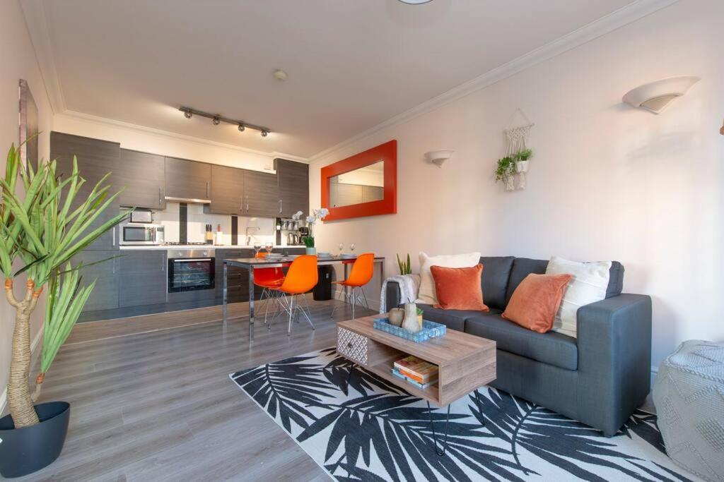 Welcoming And Radiant - One Bedroom Apartment in the Heart of South 2