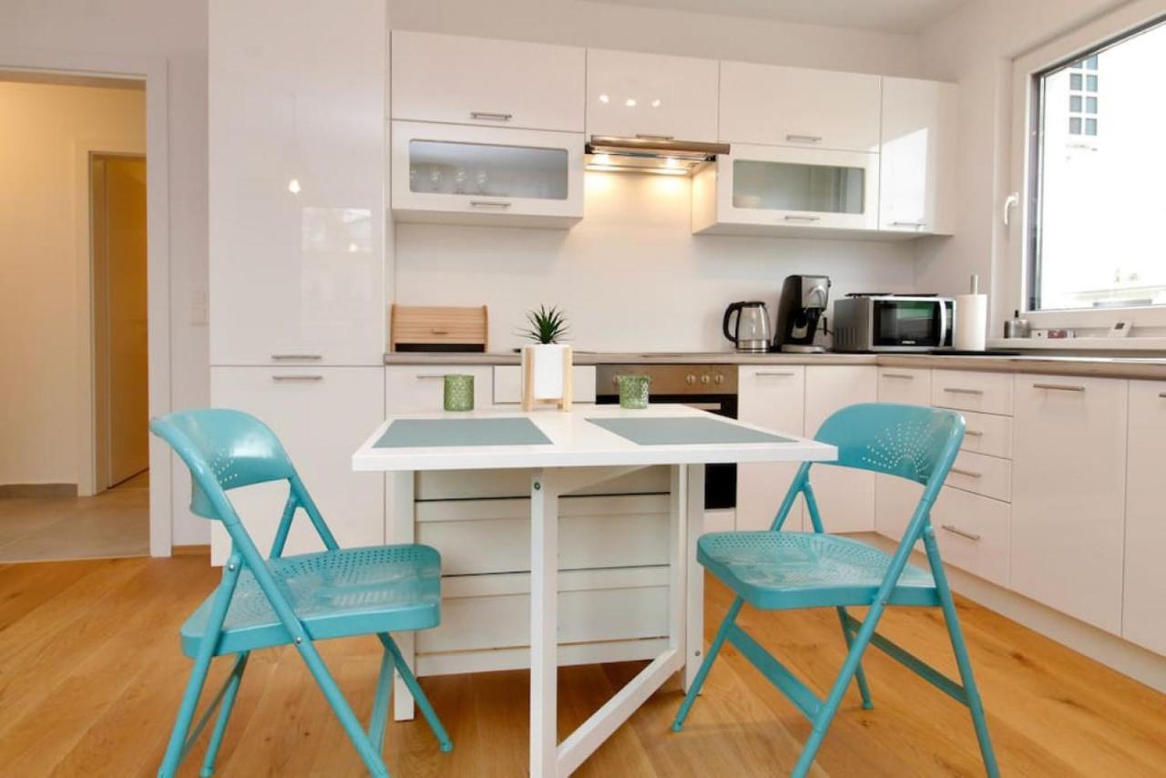 Modern Balcony Apartment with Free Parking
