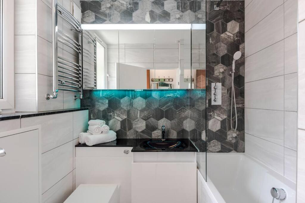 The Clarence, Central London Apartment W/ Wifi 2