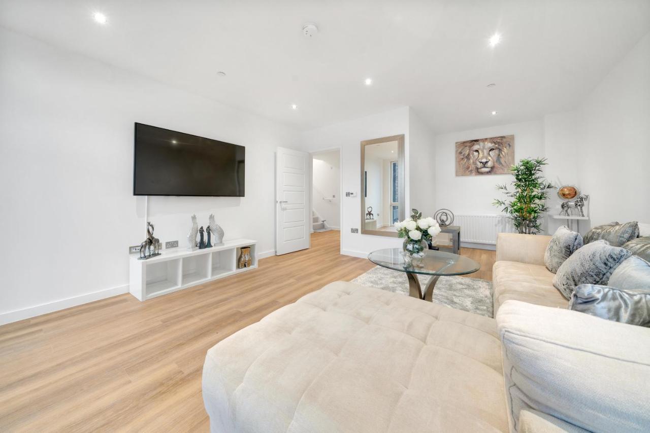 Luxury 3bed 3bath Apartment Royal Albert Wharf Excel London Newham 1