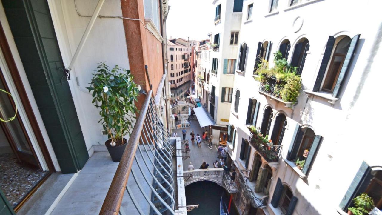 Ai Bareteri Luxury Canal View 2