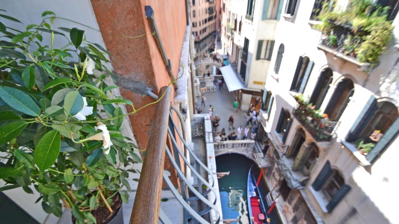 Ai Bareteri Luxury Canal View