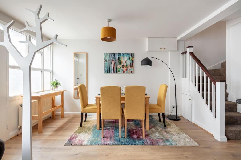- Cozy 3 Bed House on a Quiet Mews -